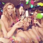 Ragazze che festeggiano un compleanno in una limousine a noleggio Milano