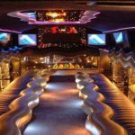 interni con luci schermi e bar in una limousine milano a noleggio