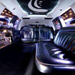 interno di una limousine in pelle nera