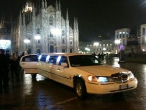 Limousine ferma sotto il duomo di Milano che porta ragazzi a fare un giro panoramico