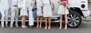 gruppo di ragazze che hanno affittato una limousine per festeggiare l addio al nubilato di un amica