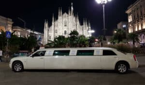 limousine noleggiata per un evento che si ferma davanti al duomo di Milano