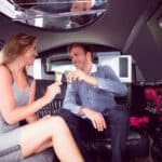 coppia di ragazzi che si trovano in una limousine e viene fatta a lui